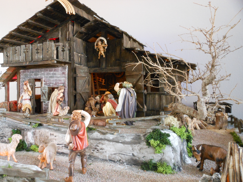 Weihnachtskrippe mit Krippenfiguren Alpenländische Bergkrippe